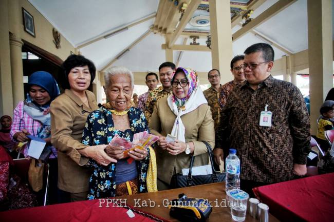 KUNJUNGAN KERJA KEMENSOS RI SERAHKAN BANSOS SECARA NON TUNAI DI GUNUNGKIDUL